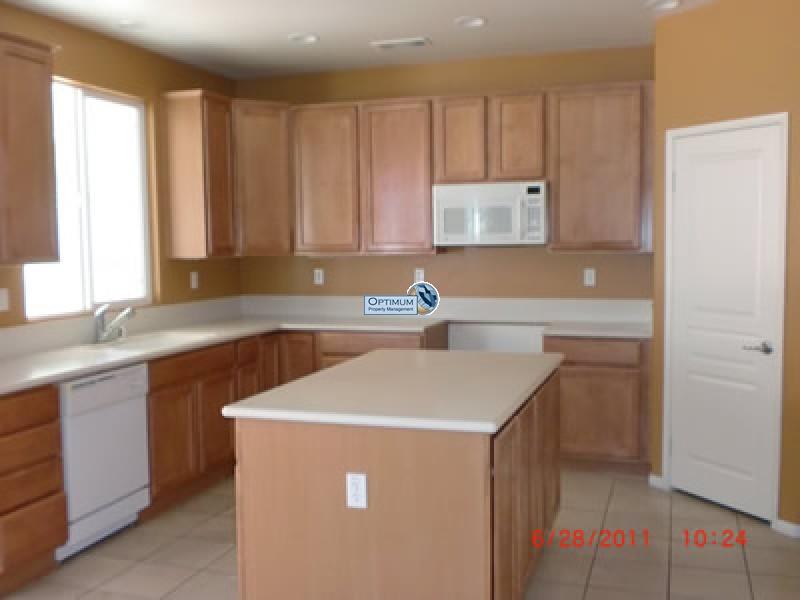Large North Victorville 4 bedroom 2